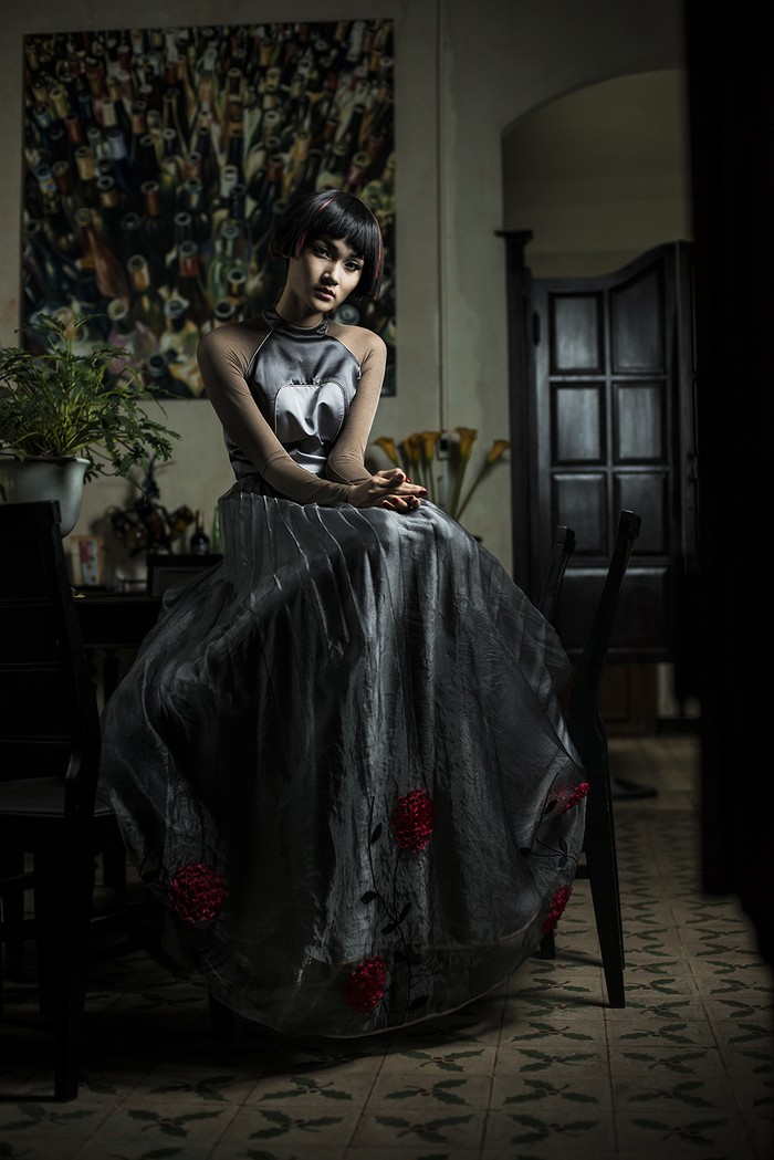 Với áo dài được thiết kế với phong cách cắt đặc biệt, tinh tế, mang hơi hướng áo dài xưa của Lê Thanh Phương, Thùy Trang trông không thể sang trọng và cá tính hơn.